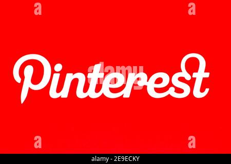 Logo Pinterest imprimé sur papier. Facebook est un service de réseautage social et de microblogging en ligne. Banque D'Images