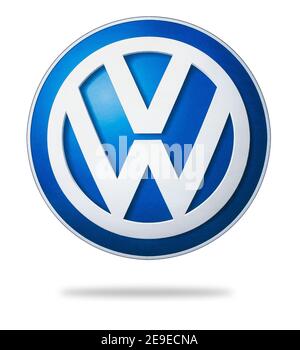 Photo du logo Volkswagen imprimée sur papier. Volkswagen est un constructeur automobile allemand dont le siège est situé à Wolfsburg Banque D'Images