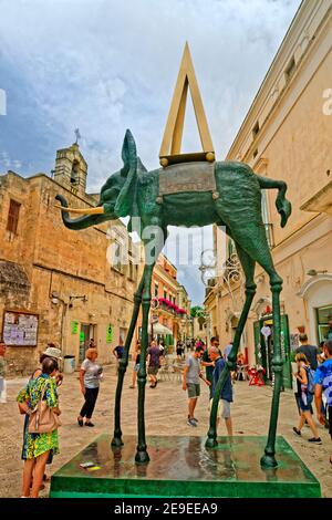 Salvador Dali Elephant Feature dans la vieille ville de Matera, Basilicate, Italie. Banque D'Images