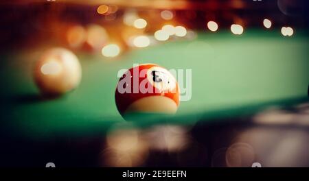 Boule de billard avec le numéro treize sur une table de billard verte. Jeu de billard. Banque D'Images