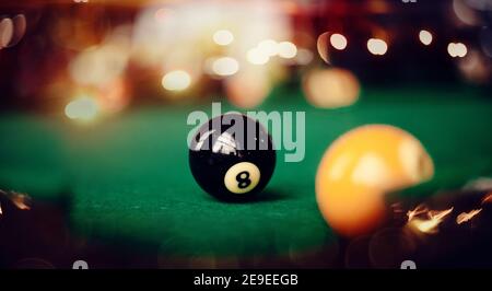 Boule de billard avec le numéro huit sur une table de billard verte. Jeu de billard. Banque D'Images