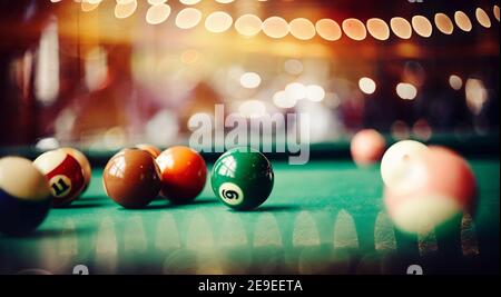 Boules de billard colorées sur une table de billard verte. Jeu de billard. Boule de billard avec le numéro neuf. Banque D'Images