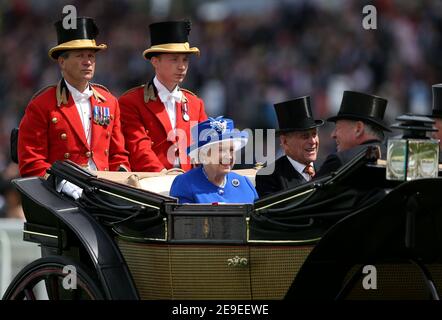 Photo du dossier datée du 17/06/15 de la reine Elizabeth ll et du duc d'Édimbourg avec Lord Samuel Vestey (à droite) arrivant le deuxième jour de la réunion royale d'Ascot de 2015 à l'hippodrome d'Ascot, Berkshire. L'ami de la Reine et ancien Maître du Cheval, Lord Vestey, est mort à l'âge de 79 ans. Date d'émission : jeudi 4 février 2021. Banque D'Images