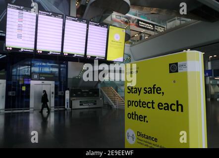 Un panneau de départs dans le terminal 2 de l'aéroport de Dublin en tant que directeur clinique national de ScotlandÕs a déclaré que le meilleur scénario pour éviter une troisième vague de coronavirus sera d'inclure la République d'Irlande dans les mesures en raison de l'existence d'une zone de voyage commune avec le Royaume-Uni. Un arrangement de quarantaine entre le Royaume-Uni et l'Irlande est la solution Òfavored, a déclaré le professeur Jason Leitch. Date de la photo : jeudi 4 février 2021. Banque D'Images