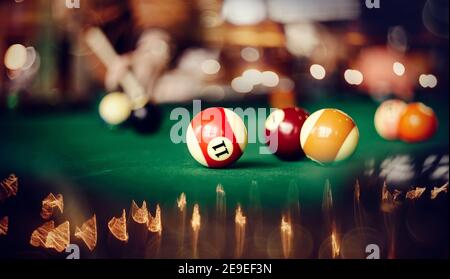 Boules de billard colorées sur une table de billard verte. Jeu de billard. Banque D'Images