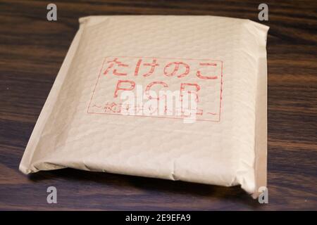 Tokyo, Japon. 5 février 2021. Un échantillon d'un kit de test PCR est représenté à Tokyo. Un distributeur vend des kits de test PCR pour 3,500 yens (USD $33 environ) en dehors du temple bouddhiste Jomyoin dans le quartier de Taito. La clinique Takenoko de Saitama fournit et traite les kits de test vendus dans le distributeur automatique. Le kit de test comprend tout l'équipement nécessaire pour envoyer un échantillon de salive et la façon de le faire. Une fois que les patients ont envoyé leurs tests par courrier postal, le laboratoire leur enverra le résultat par courrier électronique. En cas de résultat positif, la clinique Takenoko contactera la partie infectée avec le plus proche Banque D'Images