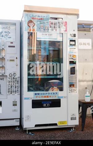 Tokyo, Japon. 4 février 2021. Un distributeur vend des kits de test PCR pour 3,500 yens (USD $33 environ) en dehors du temple bouddhiste Jomyoin dans le quartier de Taito. La clinique Takenoko de Saitama fournit et traite les kits de test vendus dans le distributeur automatique. Le kit de test comprend tout l'équipement nécessaire pour envoyer un échantillon de salive et la façon de le faire. Une fois que les patients ont envoyé leurs tests par courrier postal, le laboratoire leur enverra le résultat par courrier électronique. En cas de résultat positif, la clinique Takenoko contactera la partie infectée avec le bureau de santé publique le plus proche pour le traitement et la quarantaine Banque D'Images