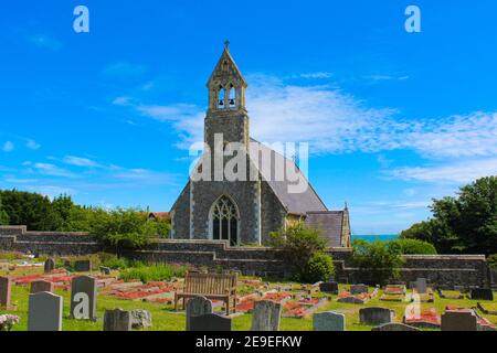 Vue extérieure de l'église anglicane St John The Evangelist avec Tombstones,Kingsdown,Kent,UK,juillet 2016 Banque D'Images