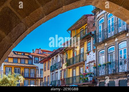 Façades de maisons de Largo da Oliveria dans la vieille ville de Guimaraes, Portugal Banque D'Images