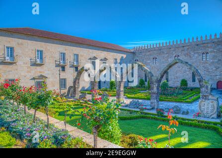 Palais de l'archevêque vu à travers les jardins de Santa Barbara à Braga, Portugal Banque D'Images