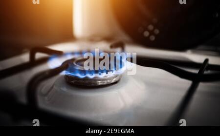 Cuisine cuisinière à gaz moderne avec gaz de combustion propane. Cuisinière à gaz. Flammes bleues sur le brûleur de cuisinière à gaz à la maison. Banque D'Images