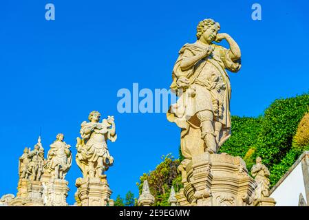 Statues sur l'escalier menant à l'église BOM Jesus do Monte à Braga, Portugal Banque D'Images