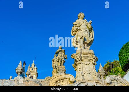 Statues sur l'escalier menant à l'église BOM Jesus do Monte à Braga, Portugal Banque D'Images