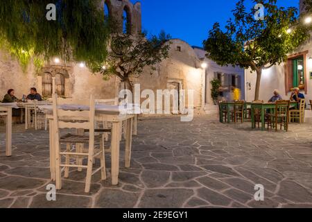 Folegandros, Grèce - 23 septembre 2020 : petite place avec vieille église et restaurants à Chora sur l'île de Folegandros la nuit. Cyclades, Grèce Banque D'Images