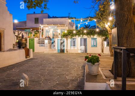 Folegandros, Grèce - 23 septembre 2020 : petite place avec restaurants à Chora sur l'île de Folegandros la nuit. Cyclades, Grèce Banque D'Images