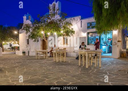 Folegandros, Grèce - 23 septembre 2020 : petite place avec église et restaurants à Chora sur l'île de Folegandros la nuit. Cyclades, Grèce Banque D'Images