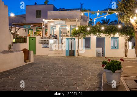 Folegandros, Grèce - 23 septembre 2020 : petite place avec restaurants à Chora sur l'île de Folegandros la nuit. Cyclades, Grèce Banque D'Images