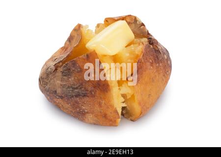 Photo studio d'une pomme de terre cuite au four avec une coupe de beurre fondu Sur fond blanc - John Gollop Banque D'Images