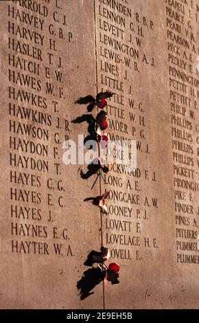 Menin Gate Ypres Ieper Flandre Occidentale Belgique 2001 le Mémorial de la porte Menin aux disparus est un mémorial de guerre à Ypres, Belgique, dédié aux soldats britanniques et du Commonwealth qui ont été tués dans le Saillant d'Ypres de la première Guerre mondiale et dont les tombes sont inconnues. Son grand hall de la mémoire contient des noms sur des panneaux de pierre de 54,395 soldats du Commonwealth qui sont morts dans le Saillant mais dont les corps n'ont jamais été identifiés ou trouvés. L'arche triomphale de Reginald Blomfield, conçue en 1921, est l'entrée du passage voûté par le canon pour la circulation à travers le mausolée qui honore les disparus, qui n'ont pas connu Banque D'Images