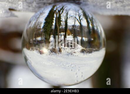 Paysage magnifique avec neige capturée à travers une boule d'objectif en cristal Banque D'Images