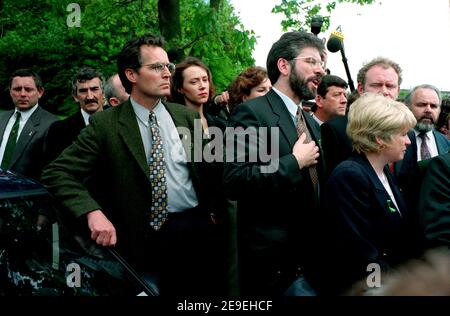 Les pourparlers de paix en Irlande du Nord à Belfast, le 1996 juin, montrent les dirigeants de Sinn Fein Gerry Adams et Martin McGuinness et Gerry Kelly qui étaient tous exclus des négociations de paix de Stormont à l'époque. Banque D'Images