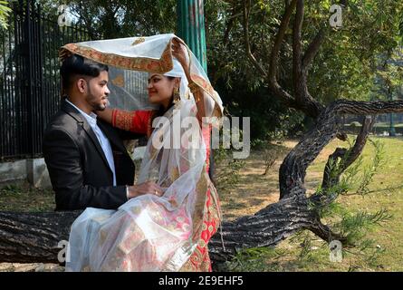 Les jeunes couples ont le plaisir de prendre leur photo avant le mariage dans la ville de Kolkata. Banque D'Images