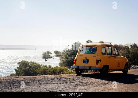 Jaune R4 sur la route par la mer au nord Pointe de l'île de Madagascar Banque D'Images