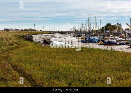 Bateaux sur le ruisseau Oare à marée basse près de Faversham dans le Kent, en Angleterre Banque D'Images