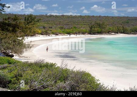 Touristes marchant sur la plage de sable à Dunes Bay (baie des dunes) près du petit village de pêcheurs de Ramena, Antsiranana, Diego Suarez, Madagascar Banque D'Images