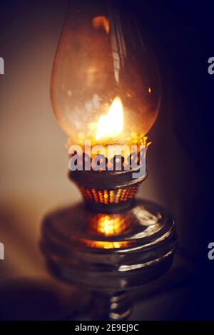 Belle lampe de kérosène ancienne et brûlante dans la soirée Banque D'Images