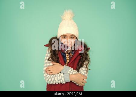 Grippe d'hiver. Sensation de froid cette saison. Habillez-vous en couches et portez un chapeau. Restez actif. Il fait froid à l'extérieur. Vêtements chauds pour les enfants. Vibes d'hiver. Portrait de fille hipster. Mode rue jeunesse. Sensation de confort. Banque D'Images