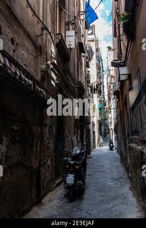 Naples, Italie - 9 septembre 2019 : rue étroite de vieux bâtiments avec motos garées dans la vieille ville de Naples, Italie Banque D'Images