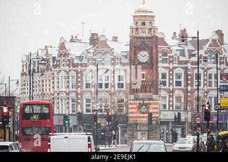 Londres, Royaume-Uni - 24 janvier 2021 - Crouch End clock Tower sous la tempête de neige Banque D'Images