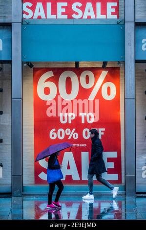 Londres, Royaume-Uni. 4 février 2021. La marque Top Shop semble avoir été vendue à ASO, ce qui signifie la fermeture de ses magasins, y compris cette unité Knightsbridge qui a encore des affiches de vente dans les fenêtres, et la redondance pour tout le personnel. De nombreuses unités de vente au détail ont fermé depuis le début de la pandémie. Les temps difficiles pour la rue haute lors de l'éclusage national 3 comme l'instruction du gouvernement est pour tout le monde de rester à la maison. Crédit : Guy Bell/Alay Live News Banque D'Images