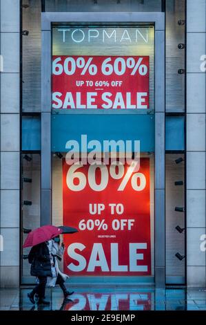 Londres, Royaume-Uni. 4 février 2021. La marque Top Shop semble avoir été vendue à ASO, ce qui signifie la fermeture de ses magasins, y compris cette unité Knightsbridge qui a encore des affiches de vente dans les fenêtres, et la redondance pour tout le personnel. De nombreuses unités de vente au détail ont fermé depuis le début de la pandémie. Les temps difficiles pour la rue haute lors de l'éclusage national 3 comme l'instruction du gouvernement est pour tout le monde de rester à la maison. Crédit : Guy Bell/Alay Live News Banque D'Images