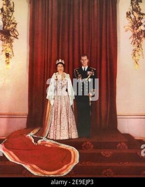 ÉDITORIAL SEULEMENT la reine Elizabeth II et le duc d'Édimbourg, vus ici après l'ouverture du Parlement, 1952. Elizabeth II, Reine du Royaume-Uni, 1926 - 2022. Prince Philip, duc d'Édimbourg, né Prince Philip de Grèce et du Danemark, 1921-2021. Mari de la reine Elizabeth II du Royaume-Uni. Du livre de la Reine Elizabeth Coronation, publié en 1953. Banque D'Images