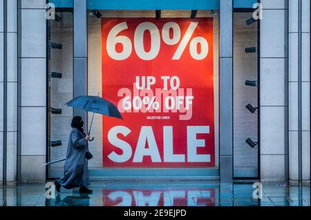 Londres, Royaume-Uni. 4 février 2021. La marque Top Shop semble avoir été vendue à ASO, ce qui signifie la fermeture de ses magasins, y compris cette unité Knightsbridge qui a encore des affiches de vente dans les fenêtres, et la redondance pour tout le personnel. De nombreuses unités de vente au détail ont fermé depuis le début de la pandémie. Les temps difficiles pour la rue haute lors de l'éclusage national 3 comme l'instruction du gouvernement est pour tout le monde de rester à la maison. Crédit : Guy Bell/Alay Live News Banque D'Images