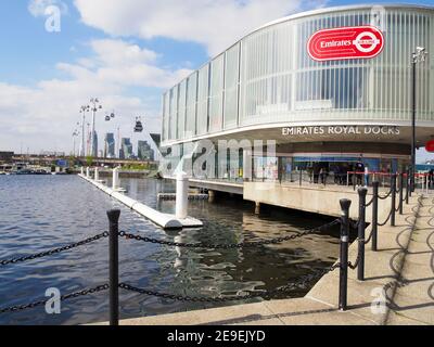 Vue sur la ligne de téléphérique des Émirats de Londres dans l'est Londres depuis le terminal des Royal Docks Banque D'Images