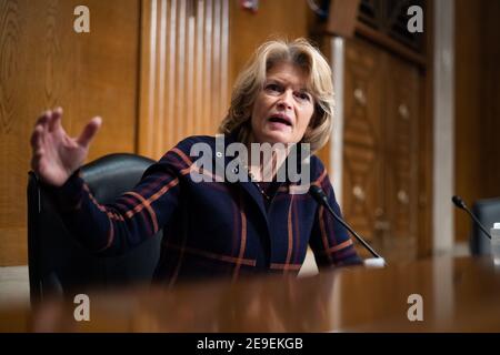 Washington, DC, États-Unis. 04e fév. 2021. La sénatrice Lisa Murkowski, R-AK, parle à Capitol Hill, le jeudi 4 février 2021, lors d'une audience de mise en candidature au Comité sénatorial de la santé, de l'éducation, du travail et des pensions. (Photo par Graeme Jennings/Pool/Sipa USA) crédit: SIPA USA/Alay Live News Banque D'Images