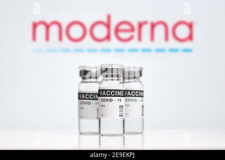 Kremenchuk, Ukraine - 03.02.2021 : vaccin contre le coronavirus Moderna Inc. Sur fond blanc Banque D'Images