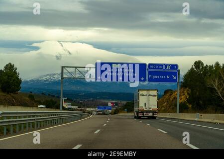 Sur l'autoroute AP7/E15 entre l'Espagne et la France, janvier 2021. Lorsque ces photos ont été prises, une énorme construction de milliers de véhicules lourds - Banque D'Images