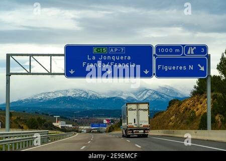 Sur l'autoroute AP7/E15 entre l'Espagne et la France, janvier 2021. Lorsque ces photos ont été prises, une énorme construction de milliers de véhicules lourds - Banque D'Images