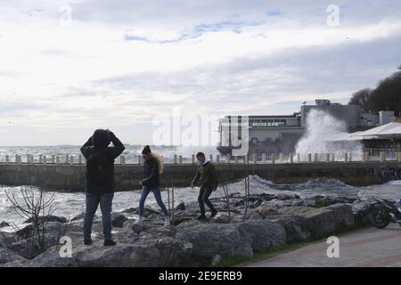 ISTANBUL, TURQUIE - 02 février 2021 : Istanbul, Turquie - 29 janvier 2021 : UN homme prenait des photos de vagues dans une salle d'événements et un café connu sous le nom de K Banque D'Images