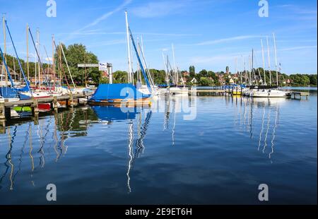 Plön est un paysage de lac merveilleusement existant de Holstein Suisse gouvernée petite ville. Cet endroit est parfait pour les amateurs de voile. Banque D'Images