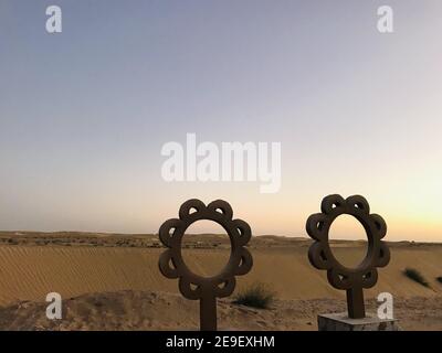 DUBAÏ, ÉMIRATS ARABES UNIS - 08 janvier 2021 : vue du désert le matin depuis le lac expo, ciel bleu et désert brun, sable dans le désert Banque D'Images