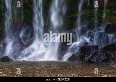 La deuxième cascade du parc national de Phnom Kulen, au Cambodge. Ce parc est situé dans le massif de la montagne de Phnom Kulen, dans la province de Siem Reap Banque D'Images