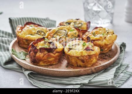 Muffins aux oeufs bacon jalapeno, faible en glucides, de l'alimentation cétogène Banque D'Images