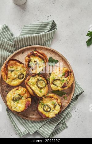 Muffins aux oeufs bacon jalapeno, faible en glucides, de l'alimentation cétogène Banque D'Images