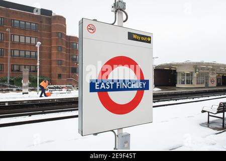 Neige de Londres. Gare de Finchley est, Northern Line. 24 janvier 2021. NB AUCUN FORMULAIRE DE CONSENTEMENT POUR LES PERSONNES EN PHOTOS Banque D'Images