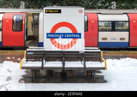 Neige de Londres. Finchley Central, Northern Line. 24 janvier 2021. Banque D'Images
